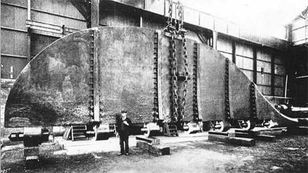 The rudder of the sister ship Olympic, comparable to that used on Titanic, under construction at the Darlington Forge Company Limited.